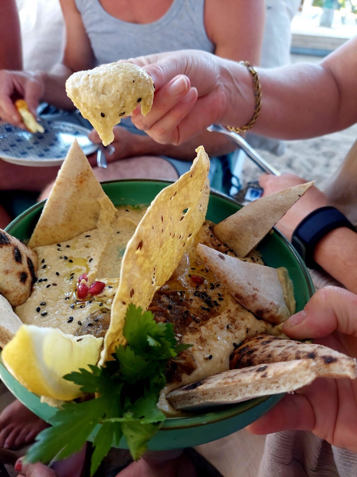 Sfeervol lunchen Ibiza: verse gerechten bij L’Amorigen Ibiza aan het strand van Cala Nova