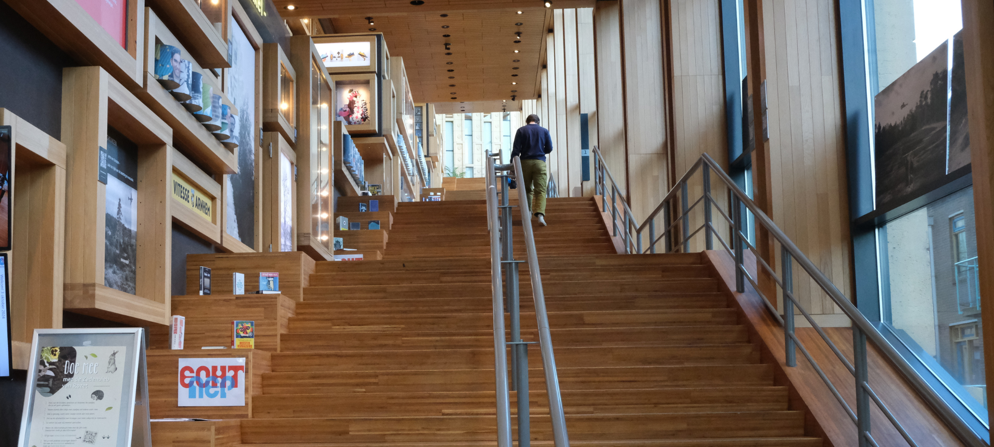 trappen in Rozet vanaf onder gefotografeerd