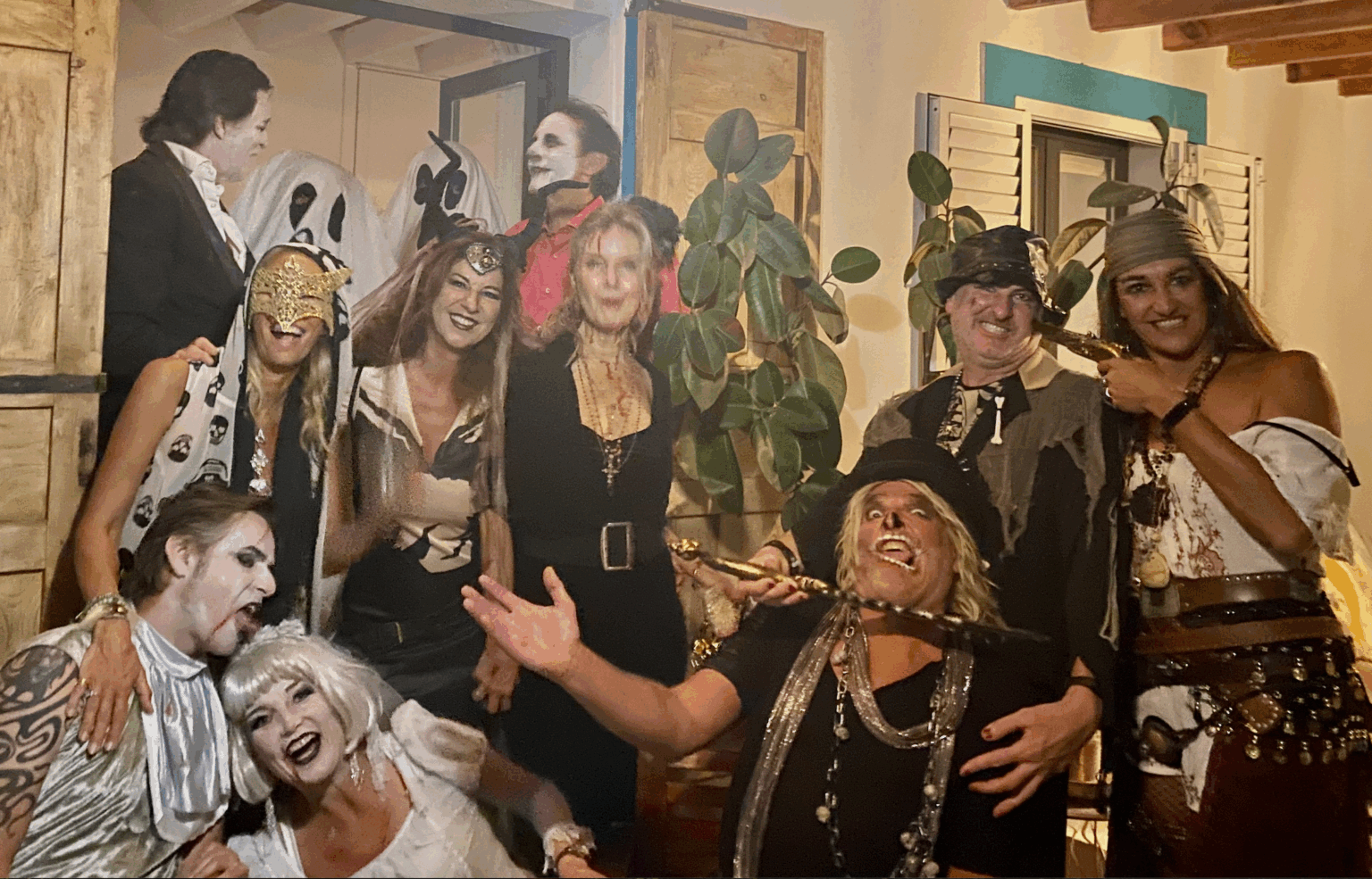 Halloween feestje Ibiza – verklede groep mensen tijdens Halloween op Ibiza