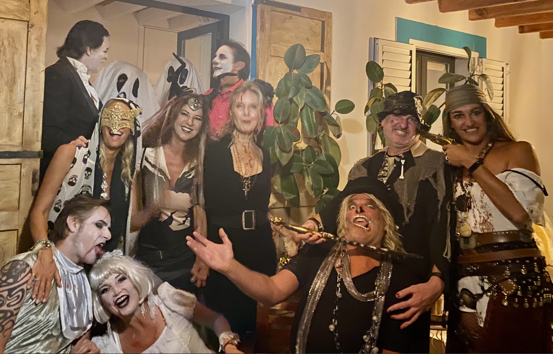 Halloween feestje Ibiza – verklede groep mensen tijdens Halloween op Ibiza