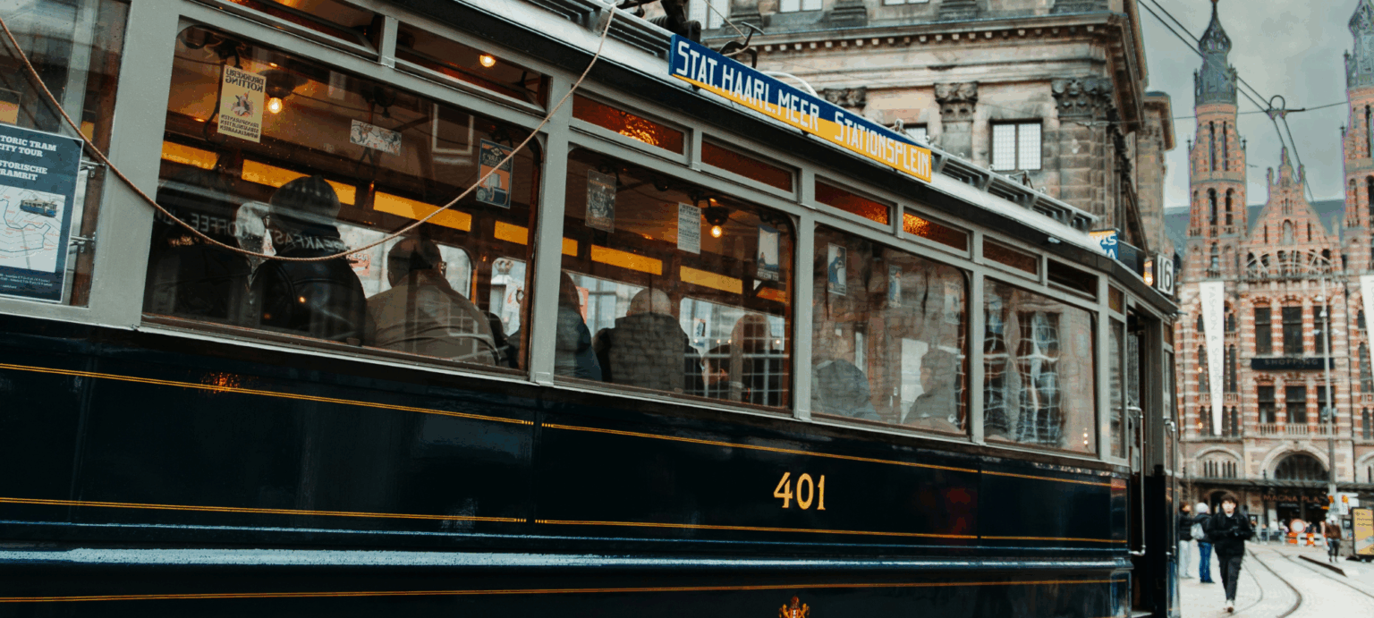 Ouderwetse tram op de Dam in Amsterdam