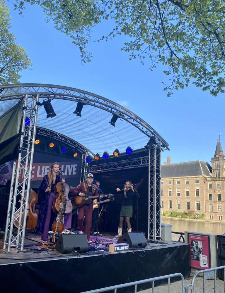 De Haagse Americana band Yellofox speelt op een podium naast de Hofvijver in Den Haag tijdens het Life I Live festival.