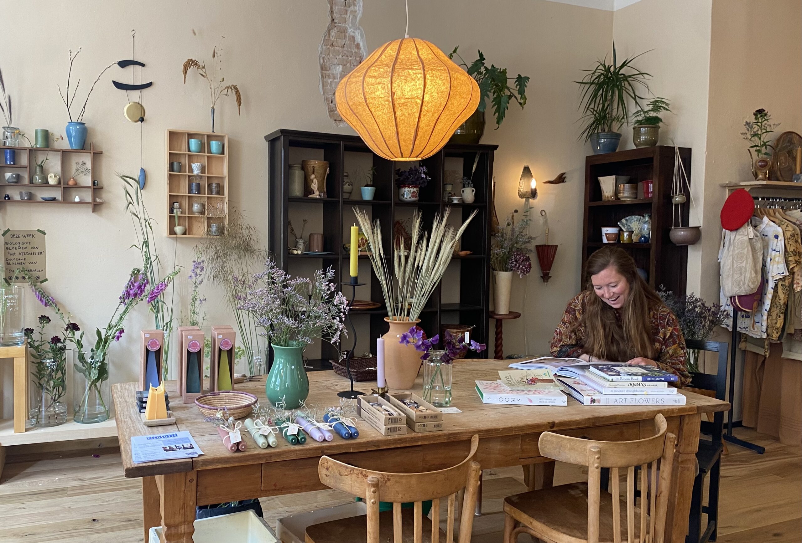 Eigenaresse Zoe in haar vintagewinkel LInger in het Zeeheldenkwartier in Den Haag