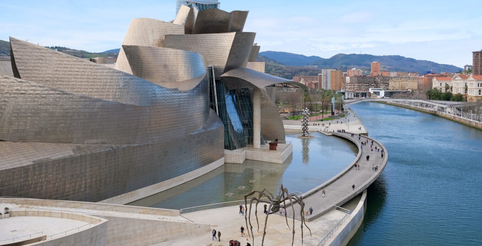 Het Guggenheim Museum Bilbao, gezien vanaf de naastgelegen brug.