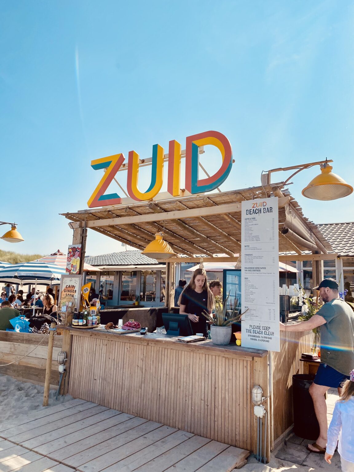 Strandpaviljoen Zuid op het stille strand van Scheveningen