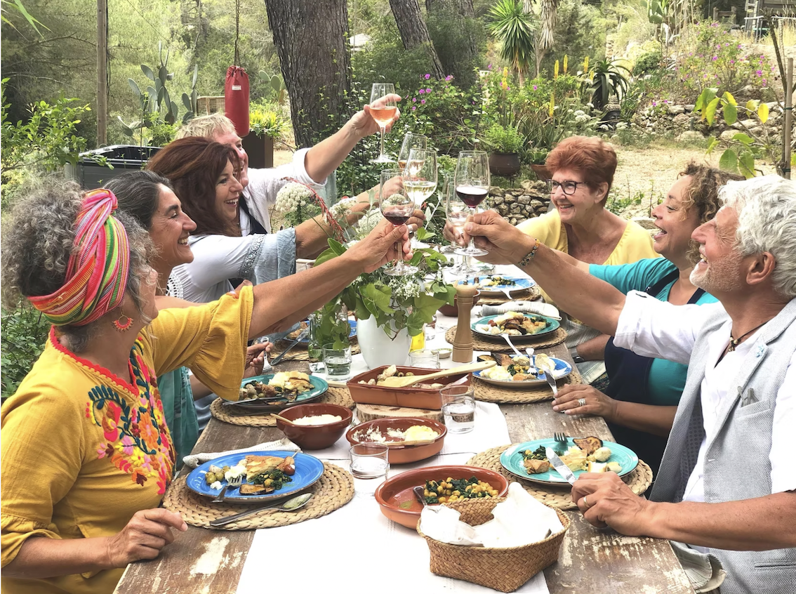 Lokale Ibiza-maaltijd in de tuin van een finca, met verse en biologische gerechten.