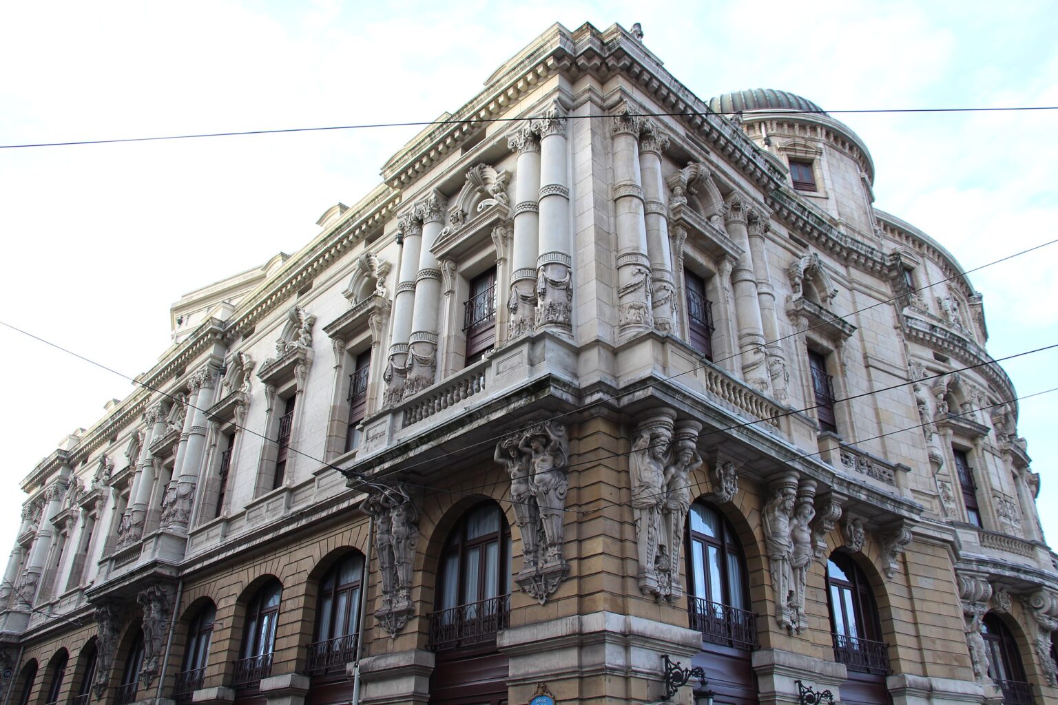https://commons.wikimedia.org/wiki/File:Bilbao_-_Arriaga_Antzokia_(29260925621).jpg Bezienswaardigheden in Bilbao