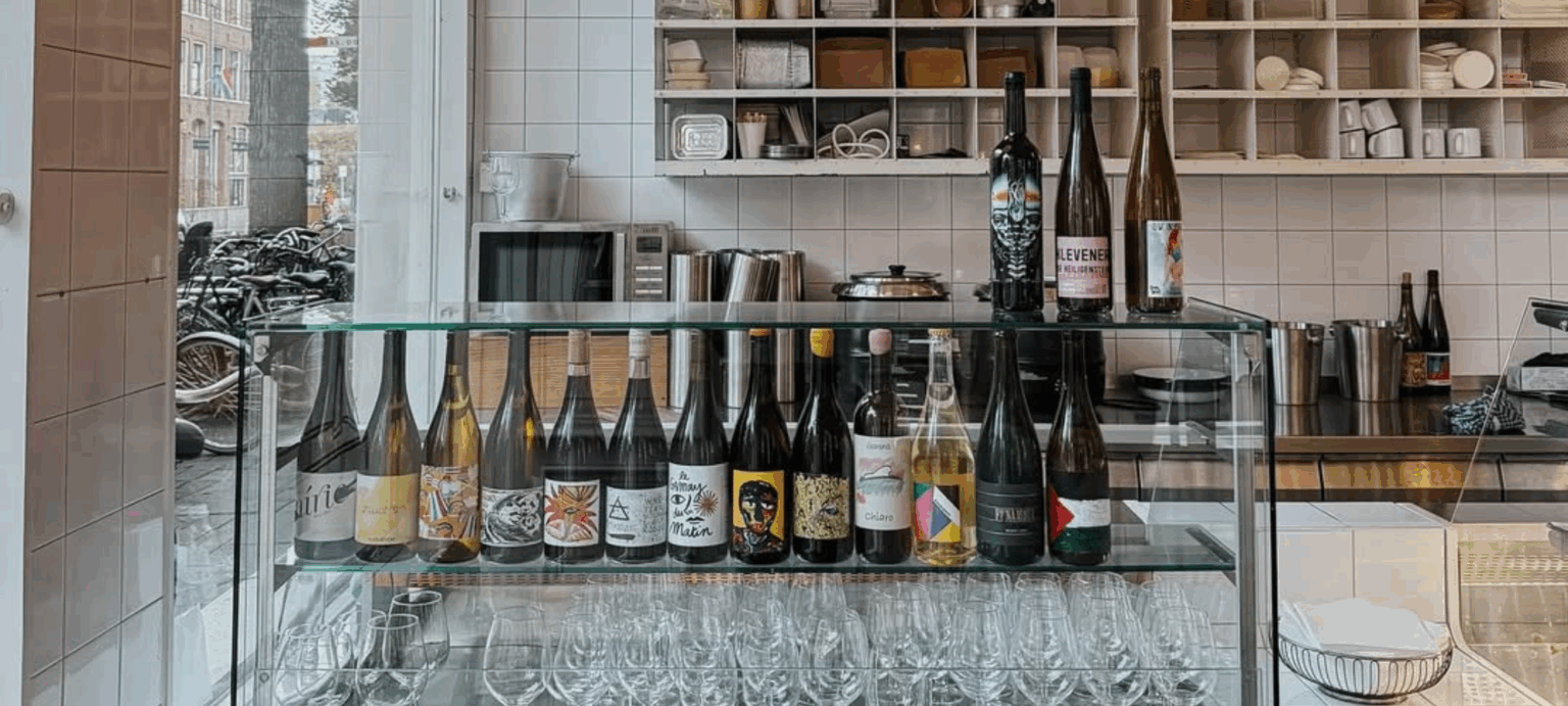 Interieur van Counter Amsterdam met flessen wijn op de bar en een gezellige, moderne uitstraling