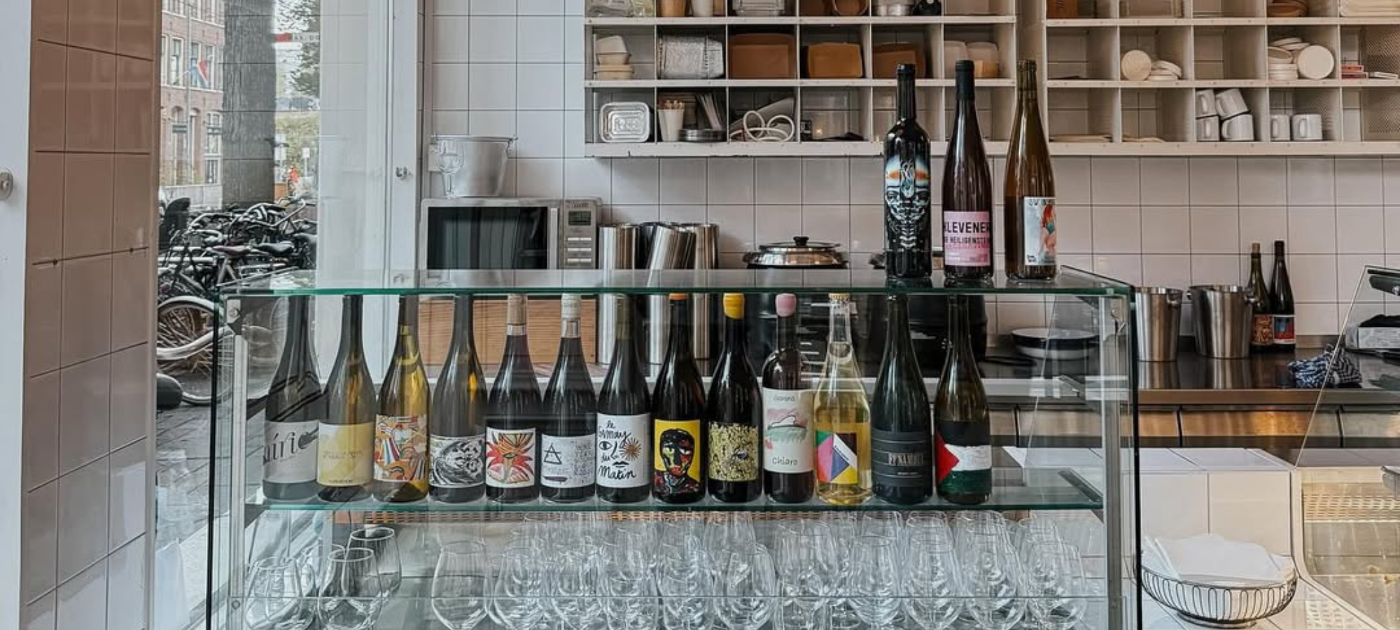 Interieur van Counter Amsterdam met flessen wijn op de bar en een gezellige, moderne uitstraling