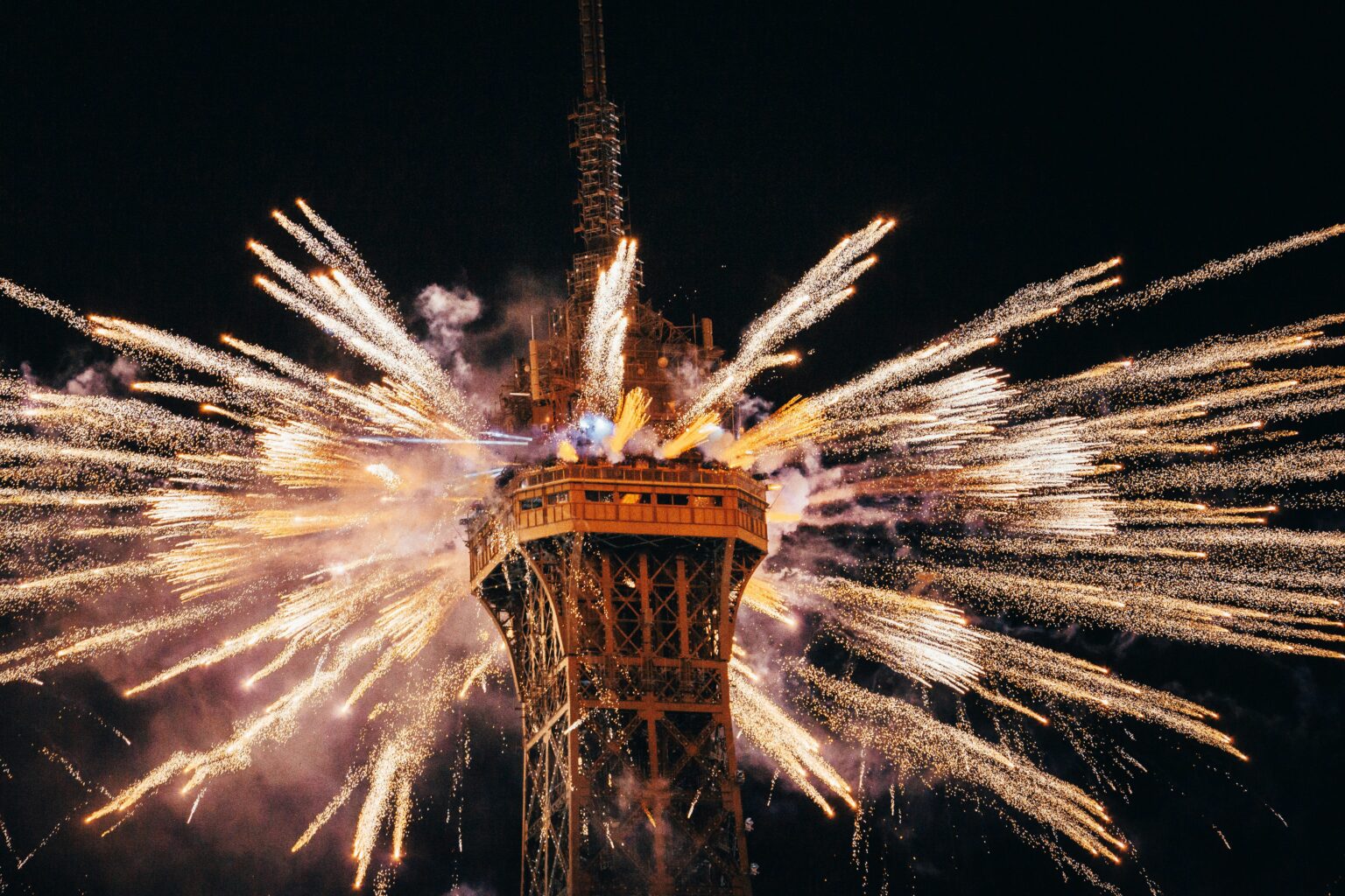 Oud en Nieuw Parijs: vuurwerk rondom de Eiffeltoren