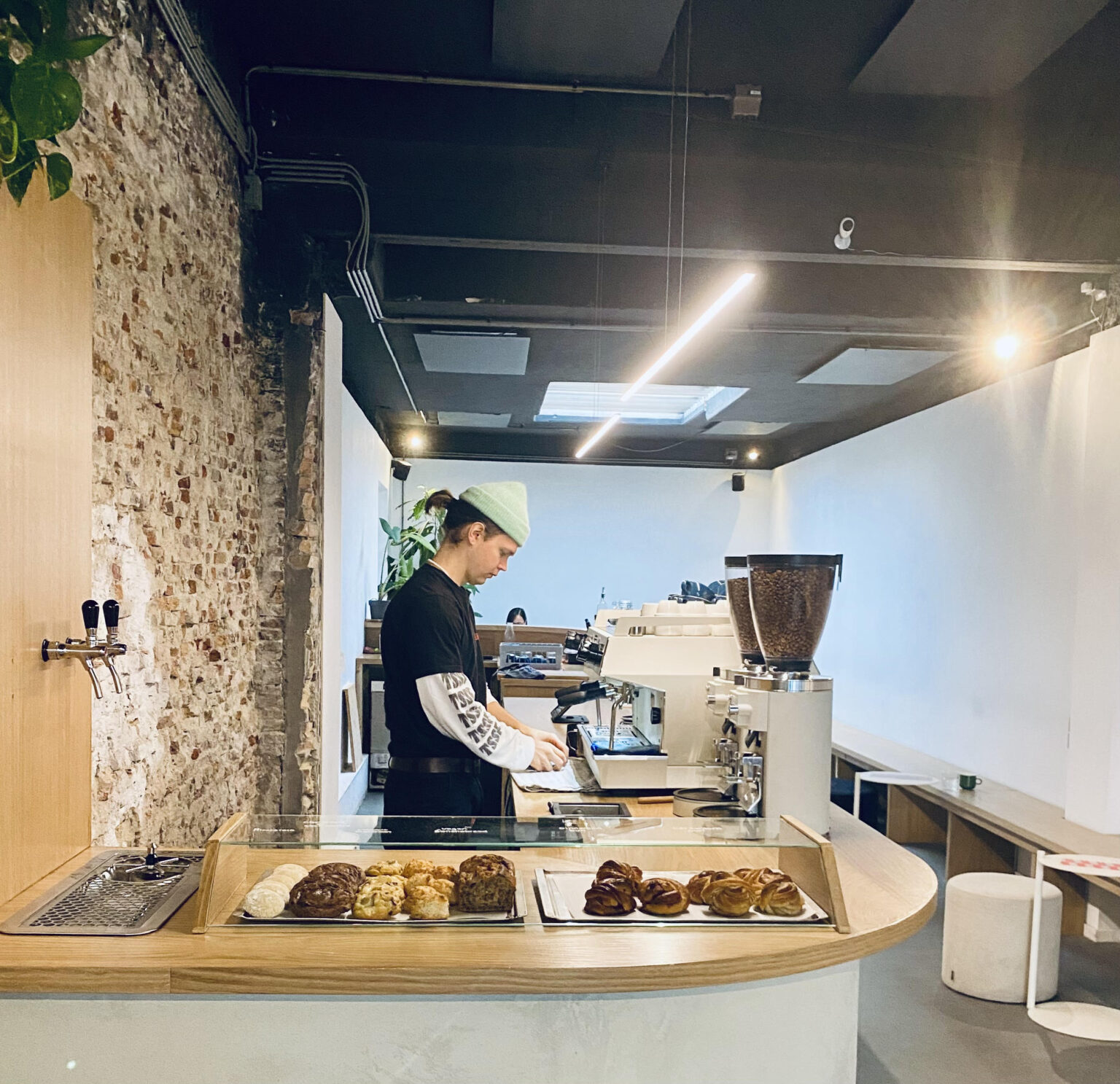 Barista achter de bar bij Roast Factory in Den Haag