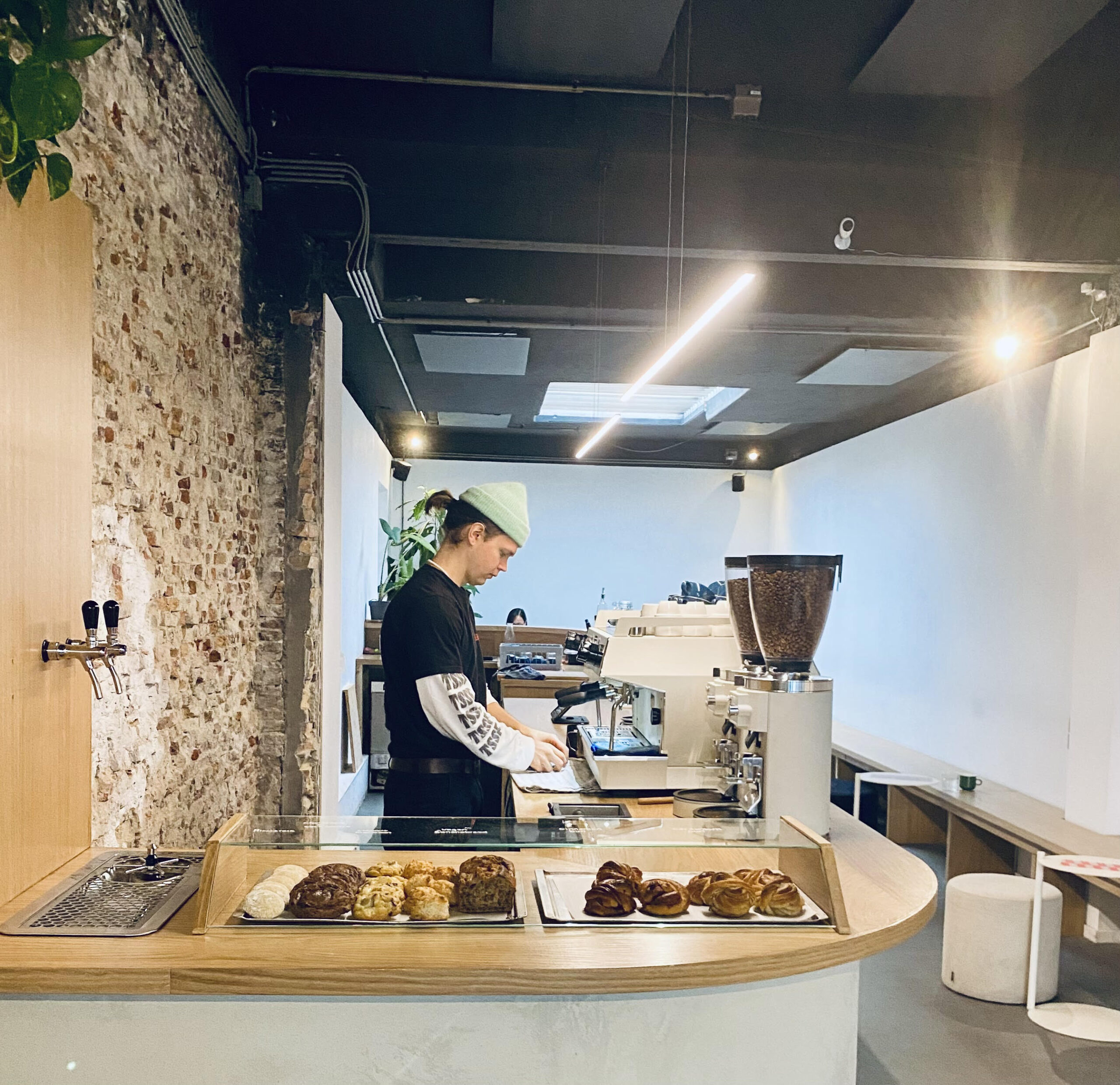 Barista achter de bar bij Roast Factory in Den Haag